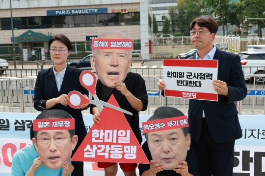 진보당 윤희숙(가장 왼쪽) 상임대표와 강성희(오른쪽) 국회의원 등이 20일 서울 용산구 대통령실 인근에서 윤석열 대통령, 조 바이든 미국 대통령, 기시다 후미오 일본 총리의 얼굴을 사진을 잘라내 만든 피켓을 들고 8·18 한미일 정상회담 대응 기자회견을 하고 있다.<진보당 제공 사진>